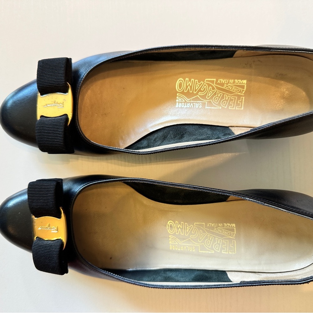 Salvatore Ferragamo Vara Pump, Size 7.5